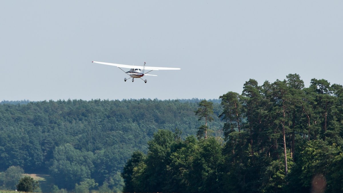 Eine Maschine der Flugbereitschaft startet zu einem Beobachtungsflug wegen Waldbrandgefahr (Symbolbild). 