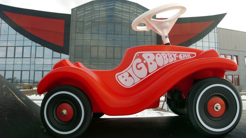 Ein Bobby-Car vor der Fassade des Firmengebäudes der Simba Dickie Group.