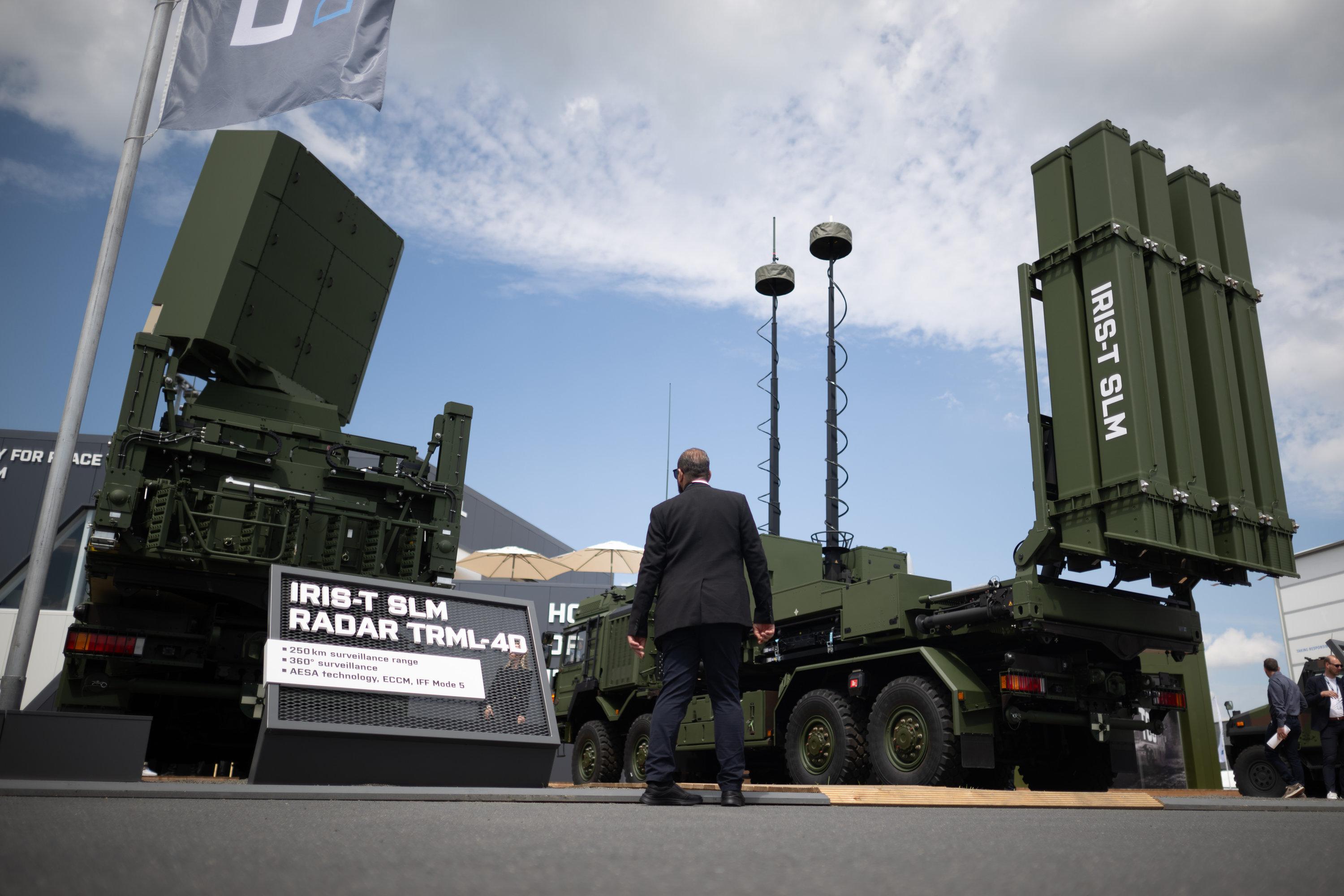 Ein Radar und ein Abschussgerät des Flugabwehrsystems Iris-T SLM steht während der Internationalen Luft- und Raumfahrtausstellung (ILA) auf dem Gelände vom Flughafen Berlin Brandenburg (BER) am Stand von Diehl Defence. 