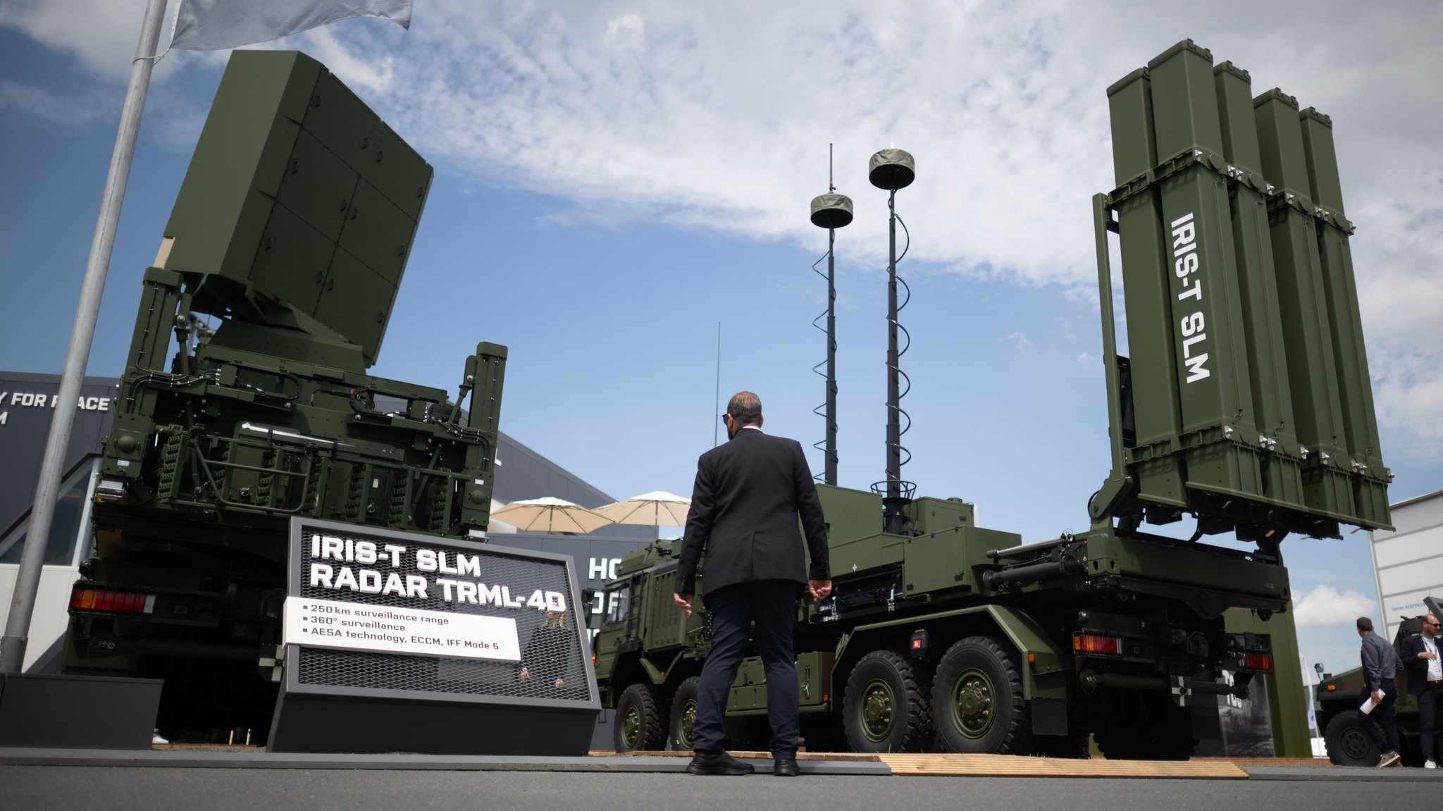 Ein Radar und ein Abschussgerät des Flugabwehrsystems Iris-T SLM steht während der Internationalen Luft- und Raumfahrtausstellung (ILA) auf dem Gelände vom Flughafen Berlin Brandenburg (BER) am Stand von Diehl Defence. 