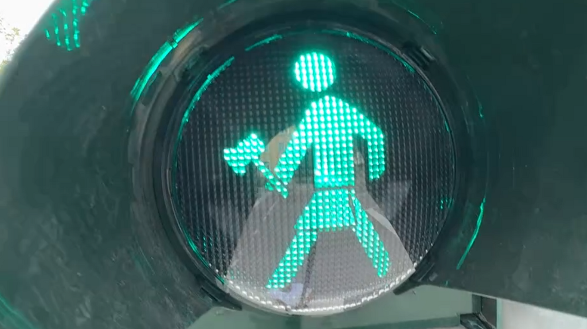 Das neue Ampelmännchen in auf einer Ampel in Schwabach. | Bild: BR Das neue Ampelmännchen in auf einer Ampel in Schwabach.