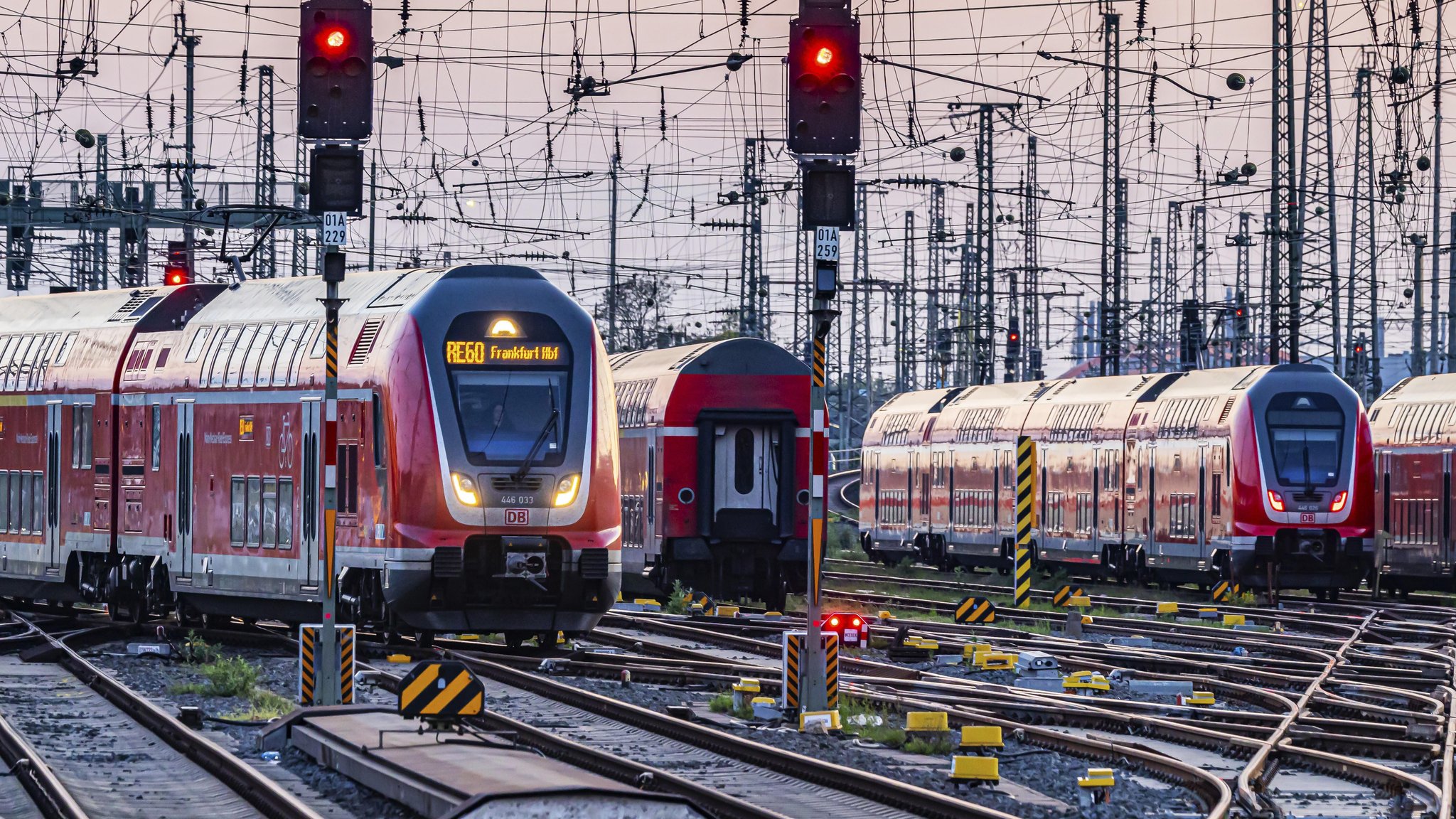 Weil die sogenannten Trassenpreise steigen könnte der Regionalverkehr könnte teurer werden. | Bild: Picture Alliance/imagebroker/Arnulf Hettrich Weil die sogenannten Trassenpreise steigen könnte der Regionalverkehr könnte teurer werden.