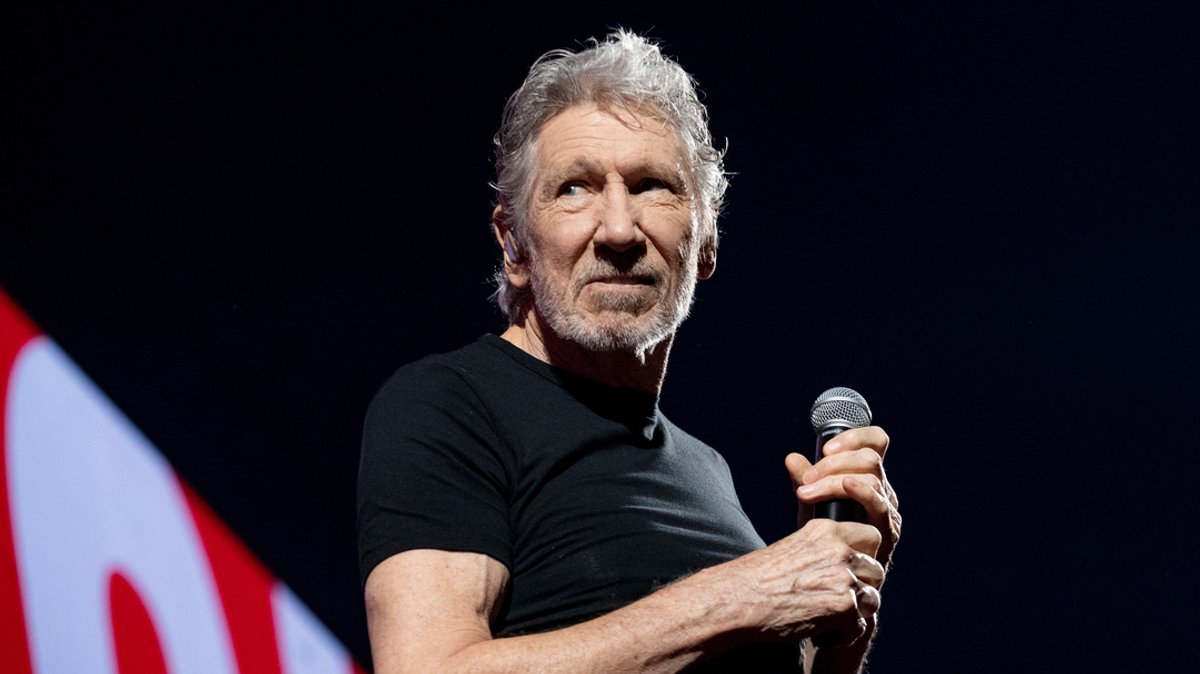 Archivbild: Roger Waters, britischer Sänger und Mitbegründer der Rockband Pink Floyd, während eines Auftritts in Barcelona.