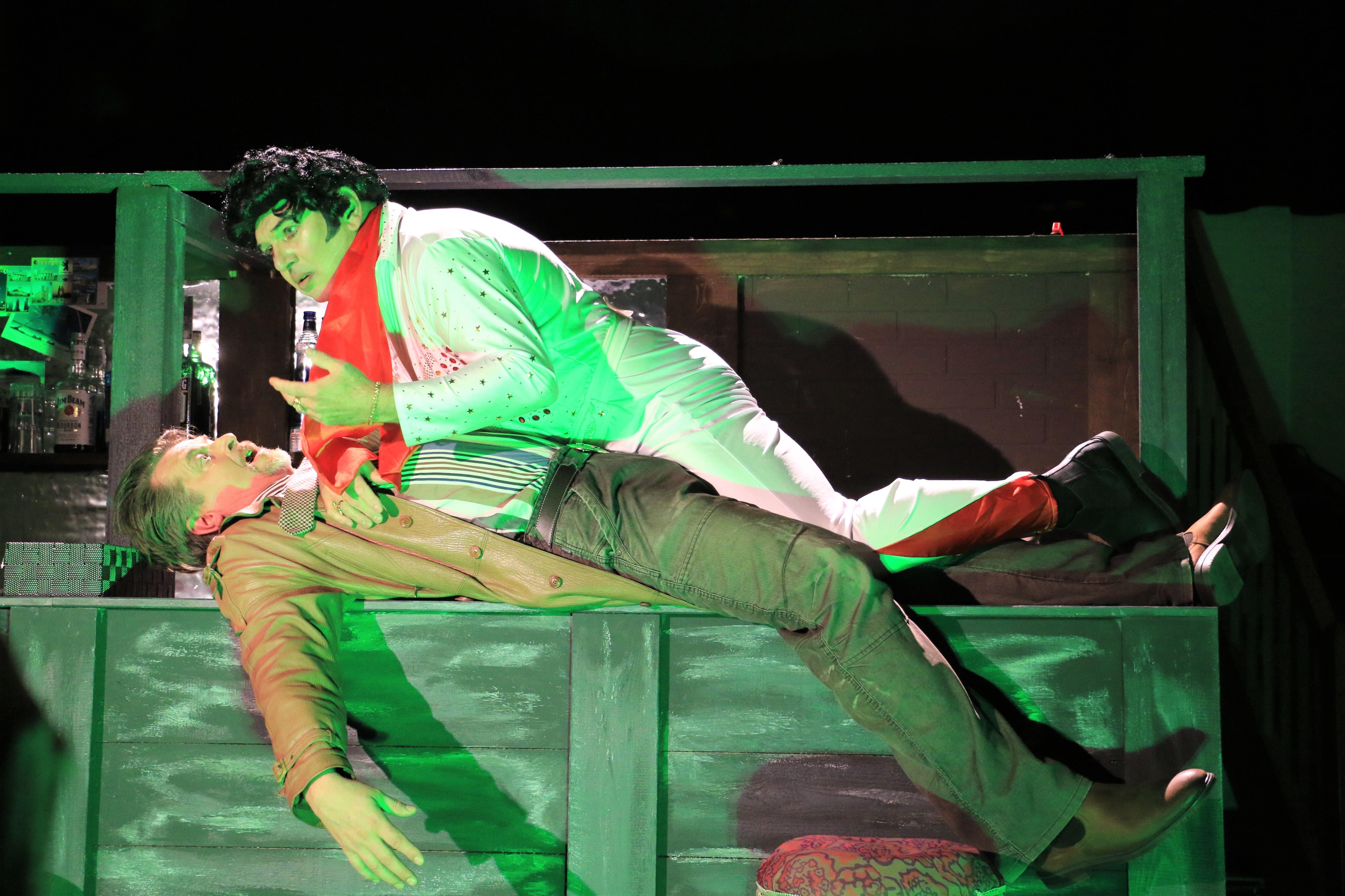 Mario Eick (unten) und Werner Schwarz (als Elvis)