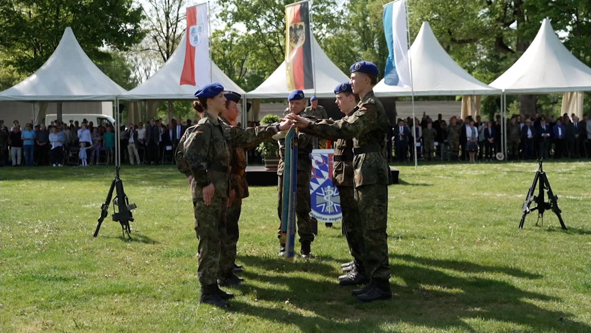 Soldaten legen Gelöbnis ab