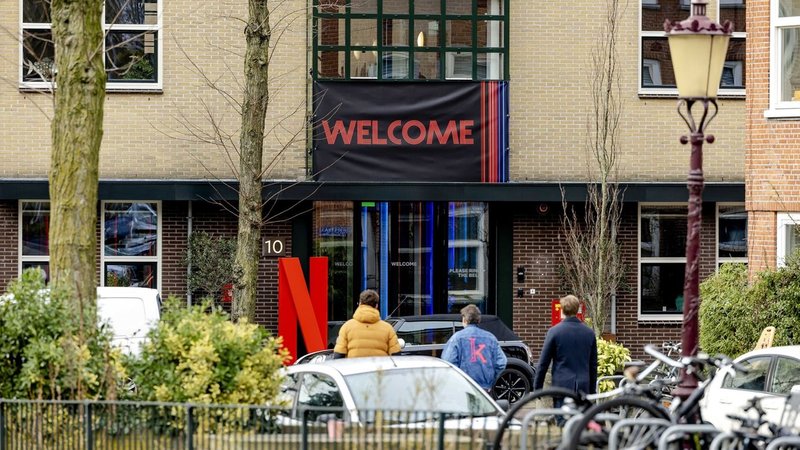 Ermittler haben am Dienstag Büros des US-Streaming-Riesen in Frankreich und den Niederlanden durchsucht. | Bild: picture alliance / Robin van Lonkhuijsen Ermittler haben am Dienstag Büros des US-Streaming-Riesen in Frankreich und den Niederlanden durchsucht.