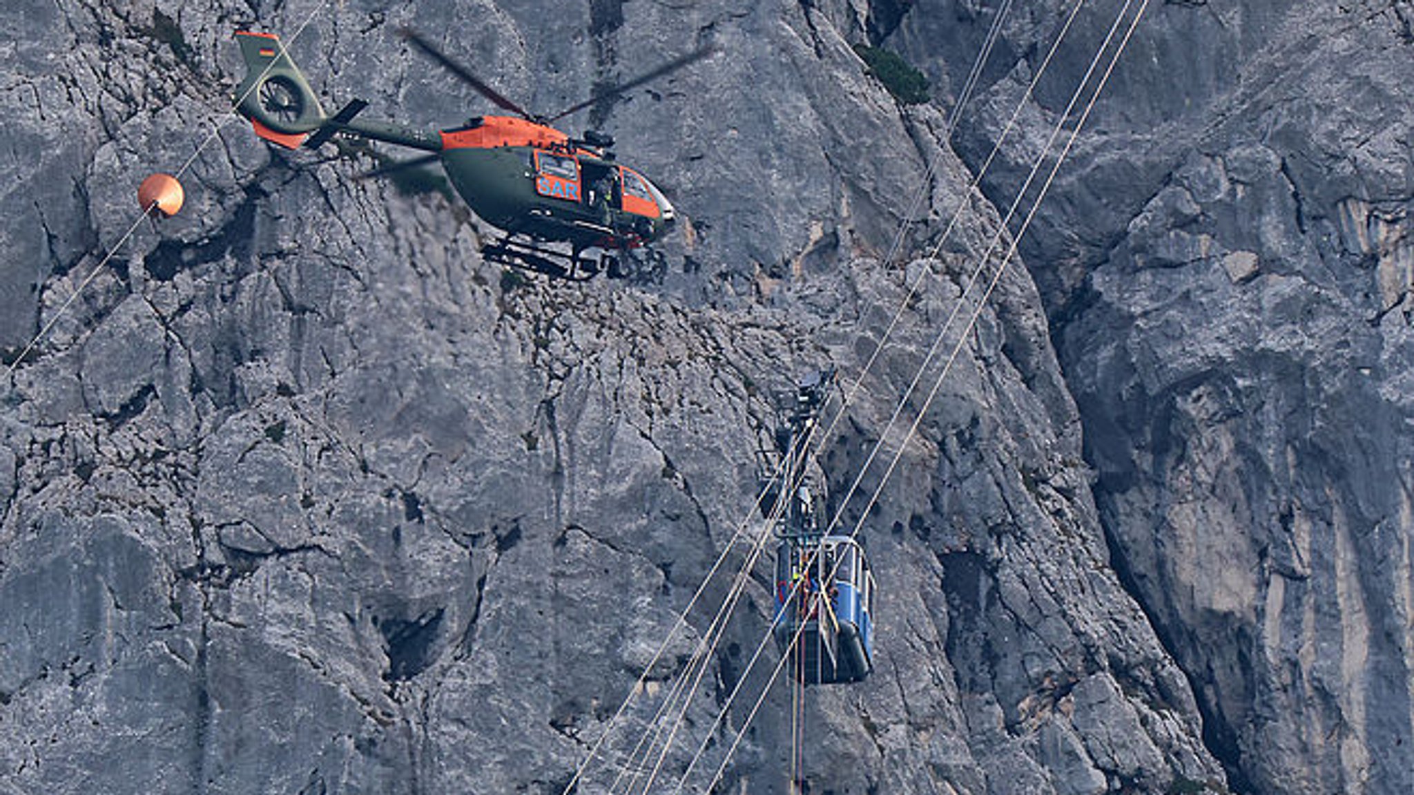 Rettung aus Seilbahngondel: 14 Männer 170 Meter abgeseilt