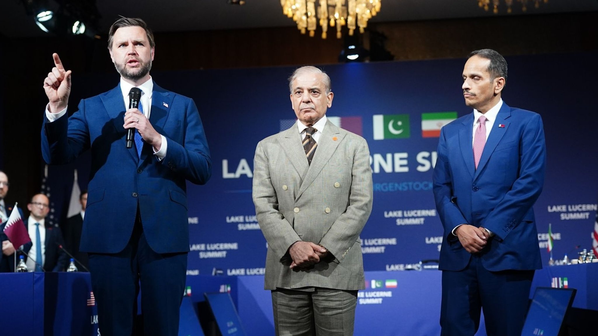 US-Vizepräsident JD Vance, Shehbaz Sharif, Premierminister von Pakistan, Mohammed bin Abdulrahman Al Thani, Premierminister von Katar, nehmen im Bürgenstock Resort am Vierwaldstättersee an einem Treffen zwischen den USA, dem Iran, Pakistan und Katar teil. | Bild: dpa-Bildfunk/Nathan Howard US-Vizepräsident JD Vance, Shehbaz Sharif, Premierminister von Pakistan, Mohammed bin Abdulrahman Al Thani, Premierminister von Katar, nehmen im Bürgenstock Resort am Vierwaldstättersee an einem Treffen zwischen den USA, dem Iran, Pakistan und Katar teil.
