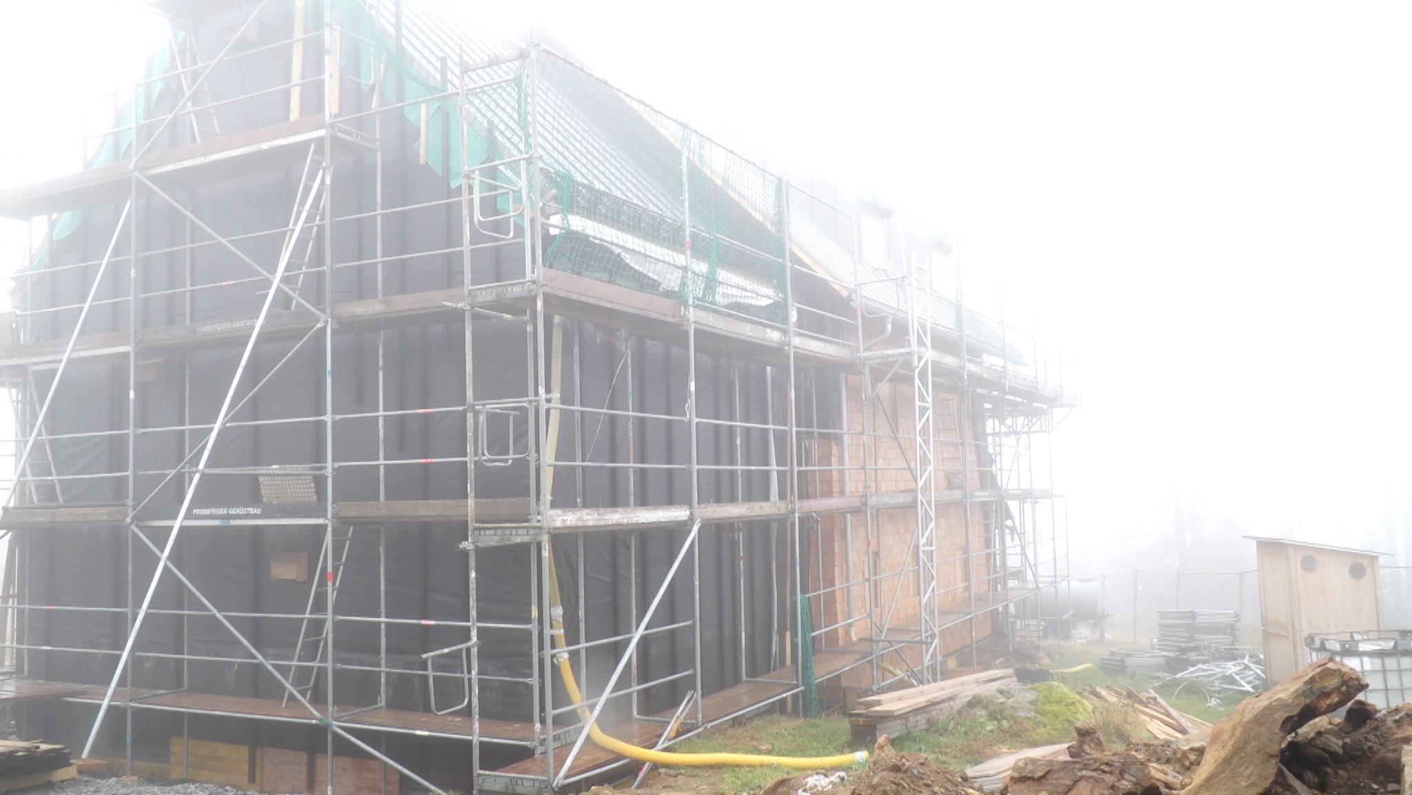 Das eingerüstete Waldschmidthaus von außen. Es wird saniert und umgebaut. | Bild: BR/Christian Riedl Das eingerüstete Waldschmidthaus von außen. Es wird saniert und umgebaut.