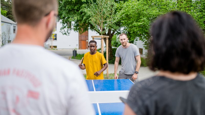 Vier Personen spielen Tischtennis. | Bild: Simon Malik / Rummelsberger Diakonie Vier Personen spielen Tischtennis.