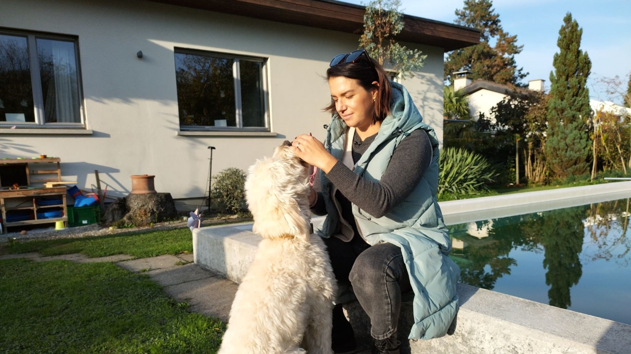 Christiane Tippmann spielt im Garten mit ihrem Hund