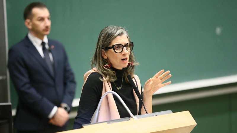 07.12.2024: Francesca Albanese bei einem Vortrag an der Universität in Wien | Bild: picture alliance / Anadolu | Askin Kiyagan 07.12.2024: Francesca Albanese bei einem Vortrag an der Universität in Wien