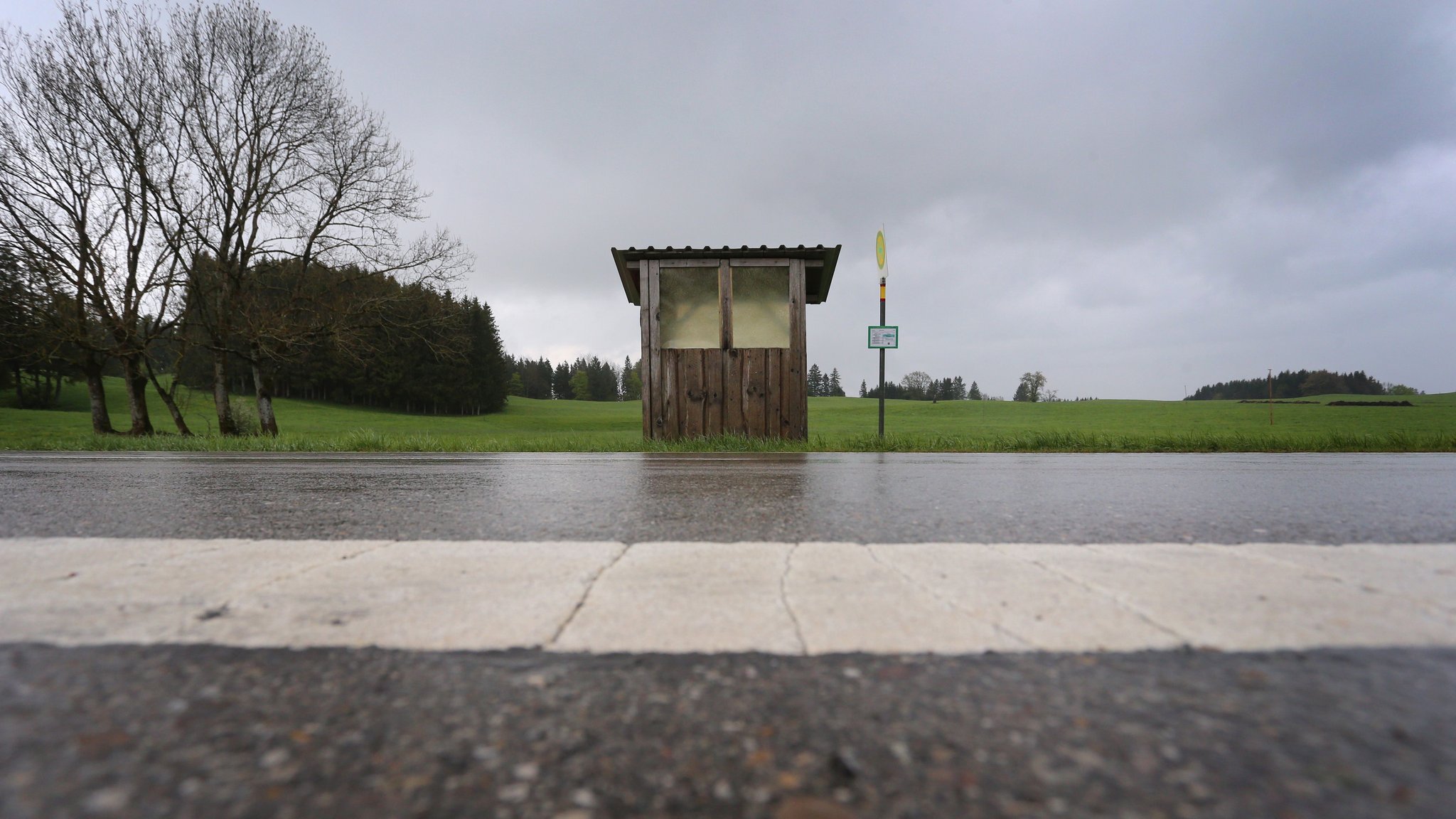 Eine Bushaltestelle der Regionalverkehr Oberbayern GmbH in Bernbeuren. 