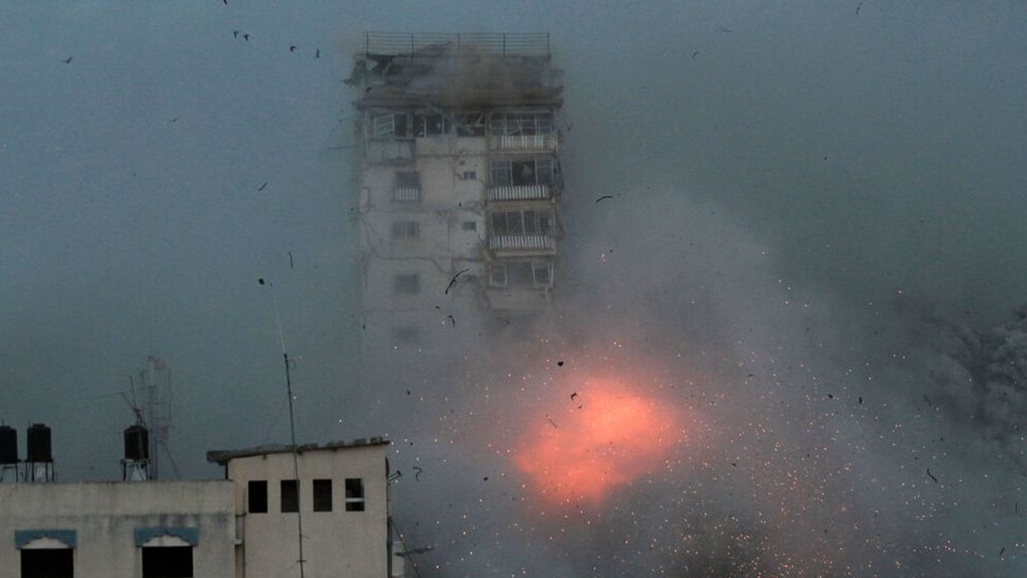 Rauch und Flammen steigen auf, nachdem israelische Streitkräfte ein Hochhaus in Gaza-Stadt angegriffen haben.