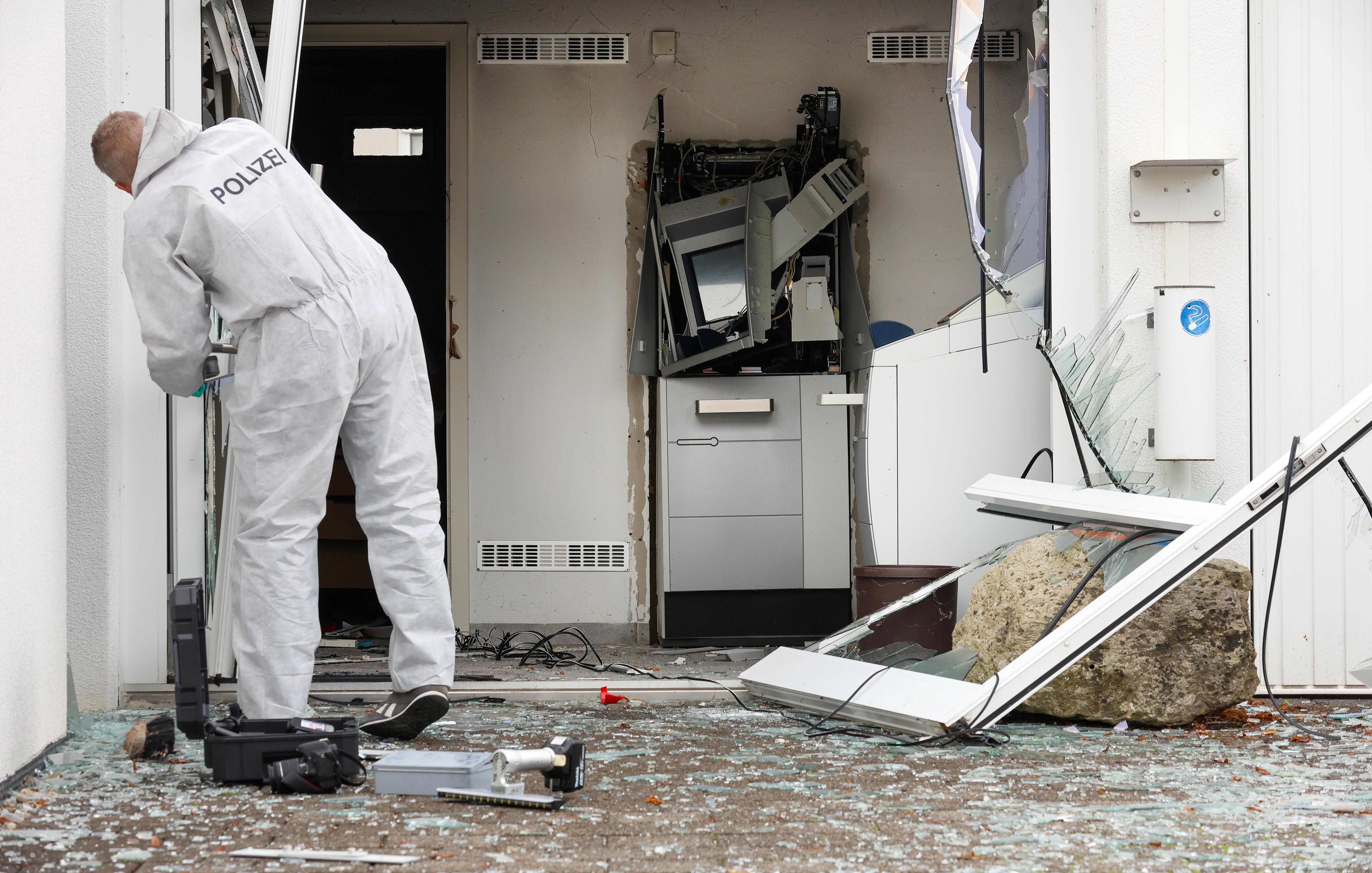 Polizei sichert gesprengten Geldautomat
