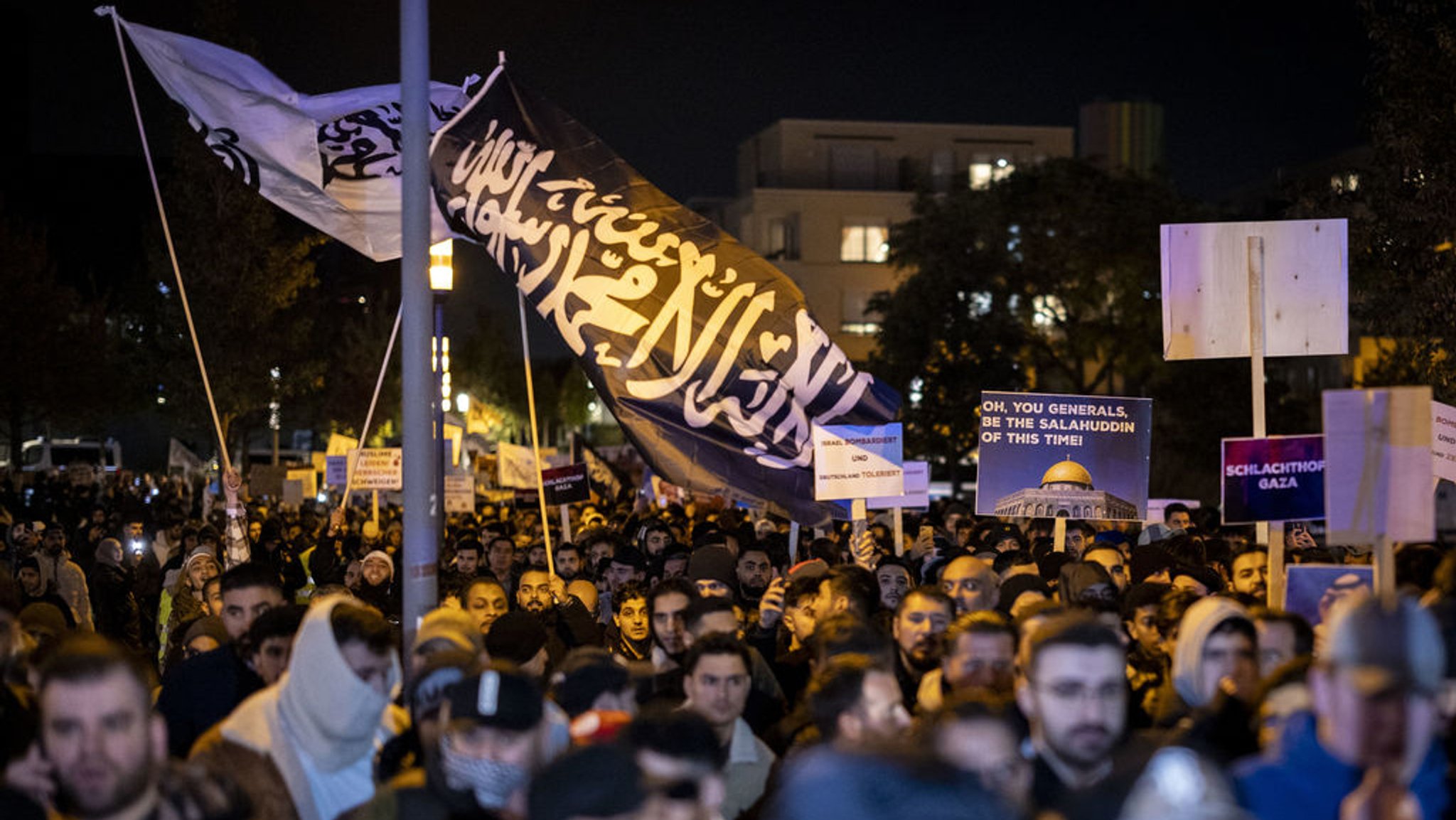 Eine Demo Anfang November in Essen. Hier nahmen viele Islamisten teil. 