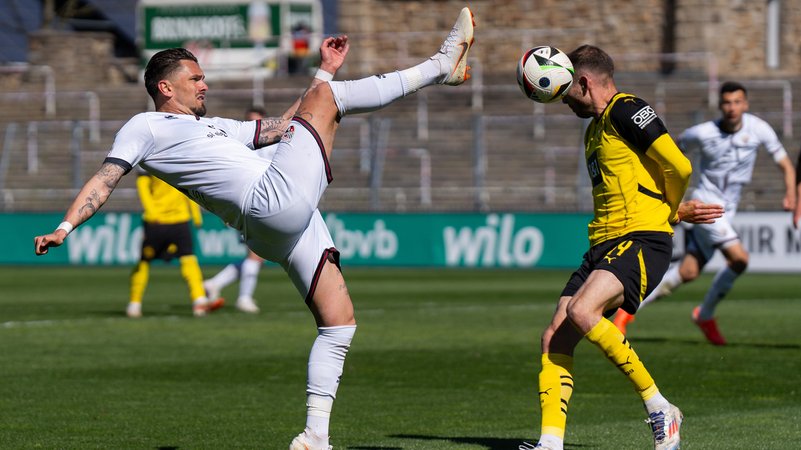 Spielszene Borussia Dortmund II - FC Ingolstadt | Bild: picture-alliance/dpa Spielszene Borussia Dortmund II - FC Ingolstadt