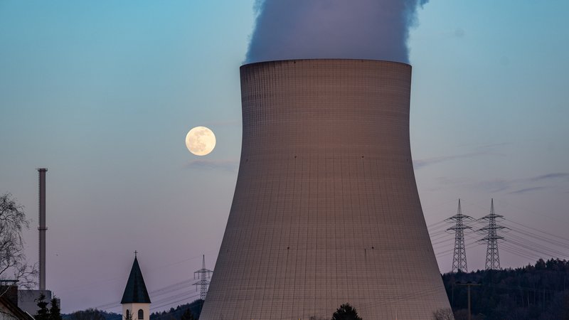 Wasserdampf steigt aus dem Kühltum des Kernkraftwerks Isar 2. Laut Atomgesetz soll die endgültige Abschaltung des Kraftwerkes am 15. April erfolgen.