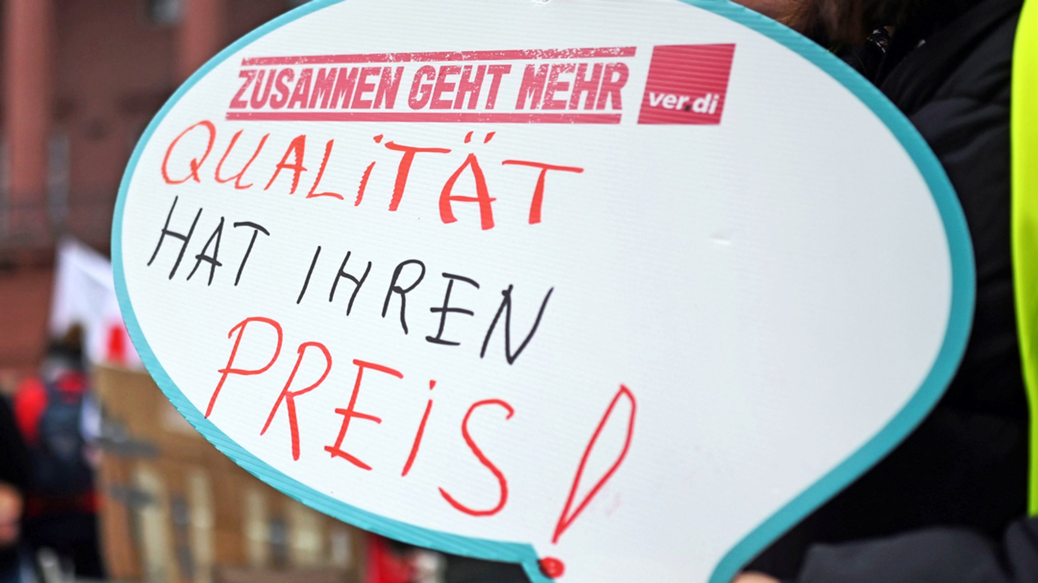 14.02.2023, Baden-Württemberg, Karlsruhe: Bei einer Demonstration im Tarifkonflikt beim öffentlichen Dienst nehmen Beschäftigte der Sozial- und Jugendbehörde sowie Beschäftigte des Stadtjugendausschusses teil.