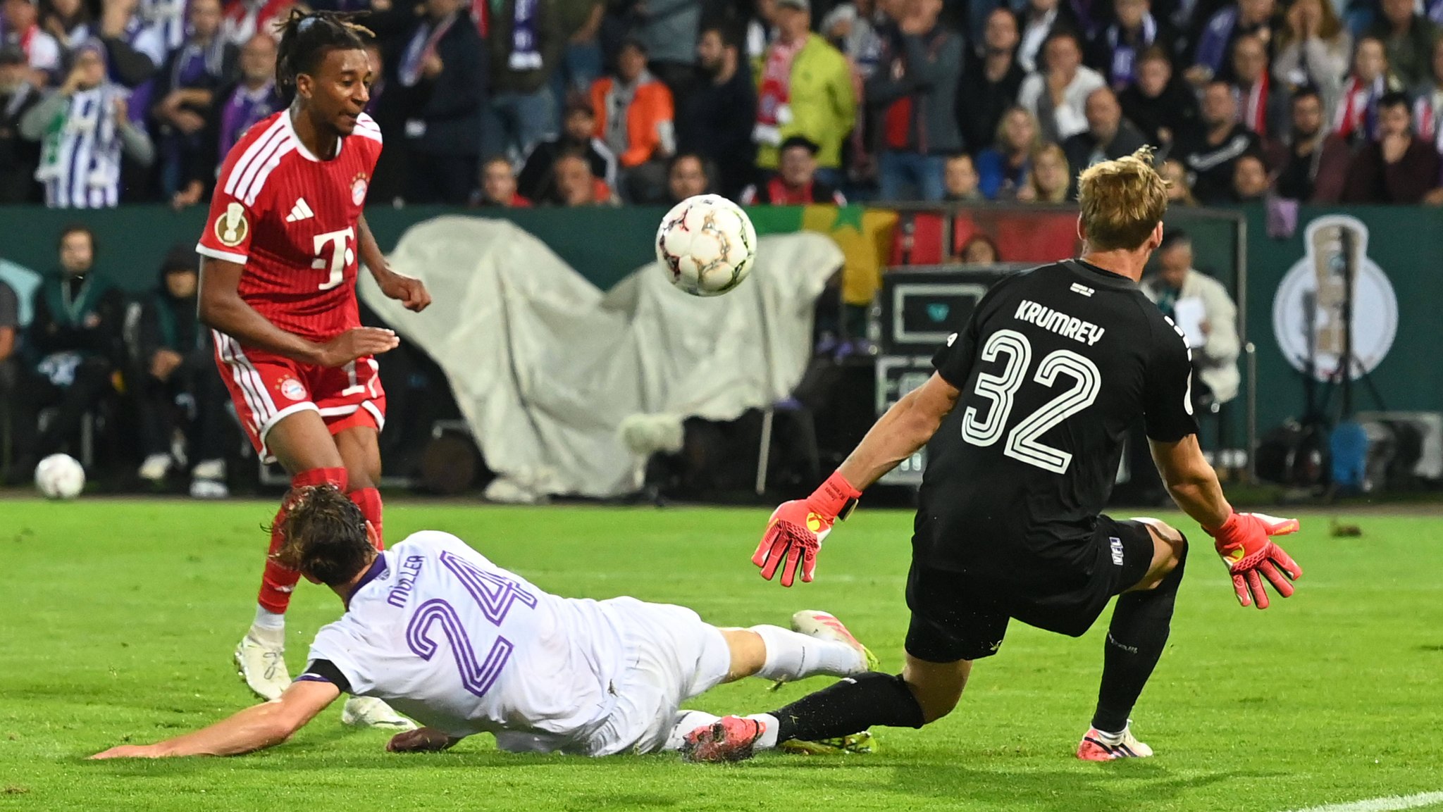 Spielszene VfL Osnabrück - FC Bayern