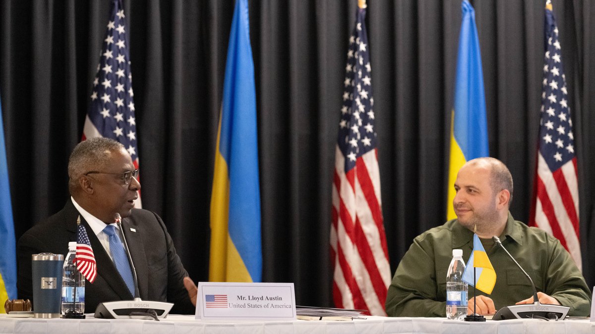 Rheinland-Pfalz, Ramstein-Miesenbach: Lloyd Austin (l), US-Verteidigungsminister, neben Rustem Umjerow, Verteidigungsminister der Ukraine, beim Treffen der Ukraine-Kontaktgruppe auf dem US-Stützpunkt Ramstein.