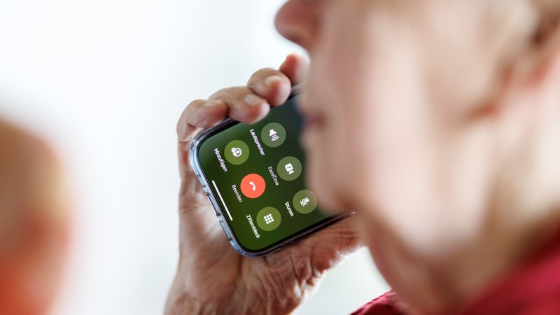 Seniorin wird von Trickbetrüger angerufen (Symbolbild) | Bild: picture alliance / dpa | Matthias Balk Seniorin wird von Trickbetrüger angerufen (Symbolbild)
