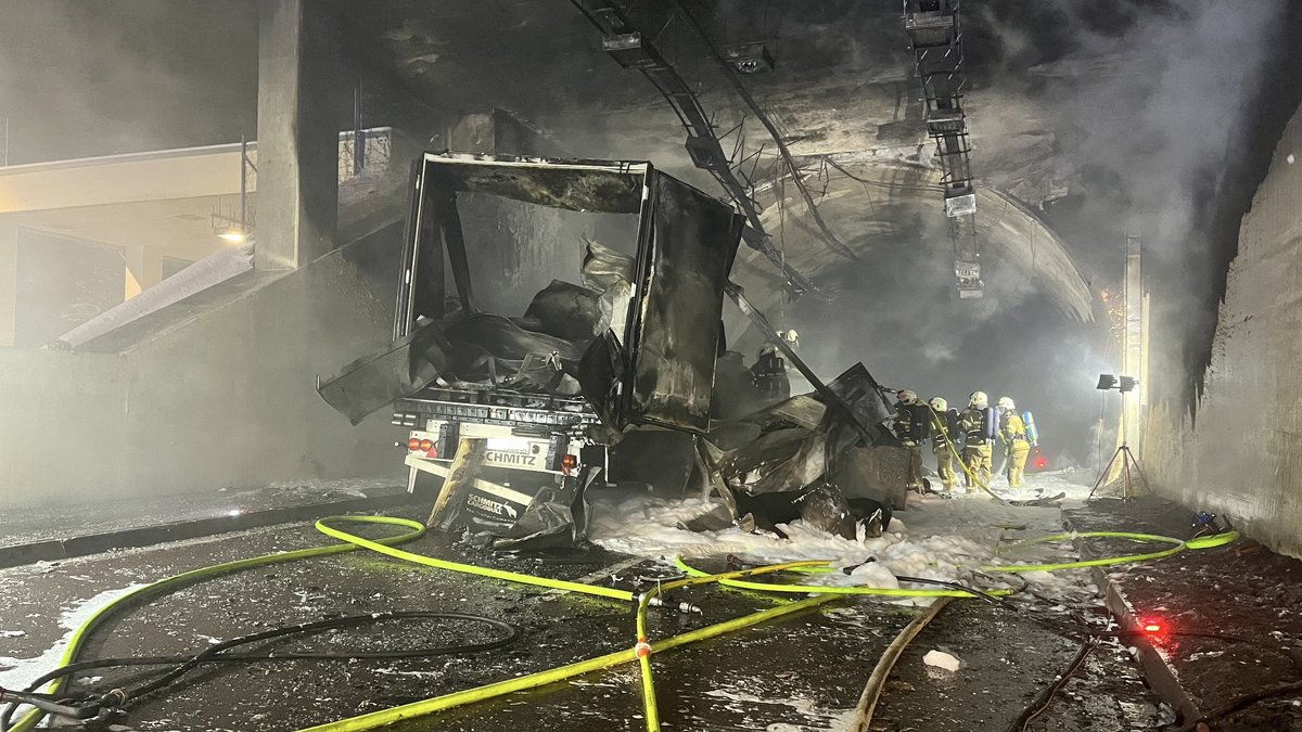 Große Schäden nach einem Lkw-Brand im Tunnel Brentenberg auf der A10 Tauernautobahn | Bild: FEUERWEHREN BEZIRK PONGAU/APA/dpa Große Schäden nach einem Lkw-Brand im Tunnel Brentenberg auf der A10 Tauernautobahn