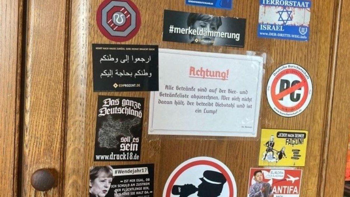Ausschnitt eines Bildes der rechtsextremen Aufkleber auf dem Wandschrank bei der Prager Burschenschaft Teutonia zu Würzburg.
