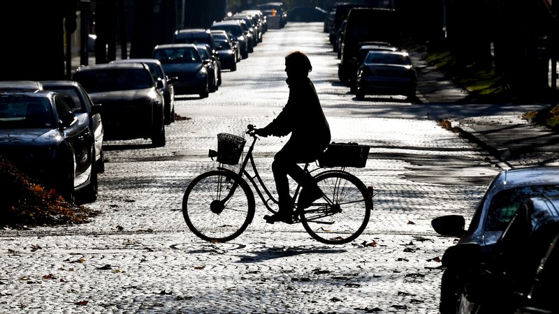 Eine Radfahrerin in München.