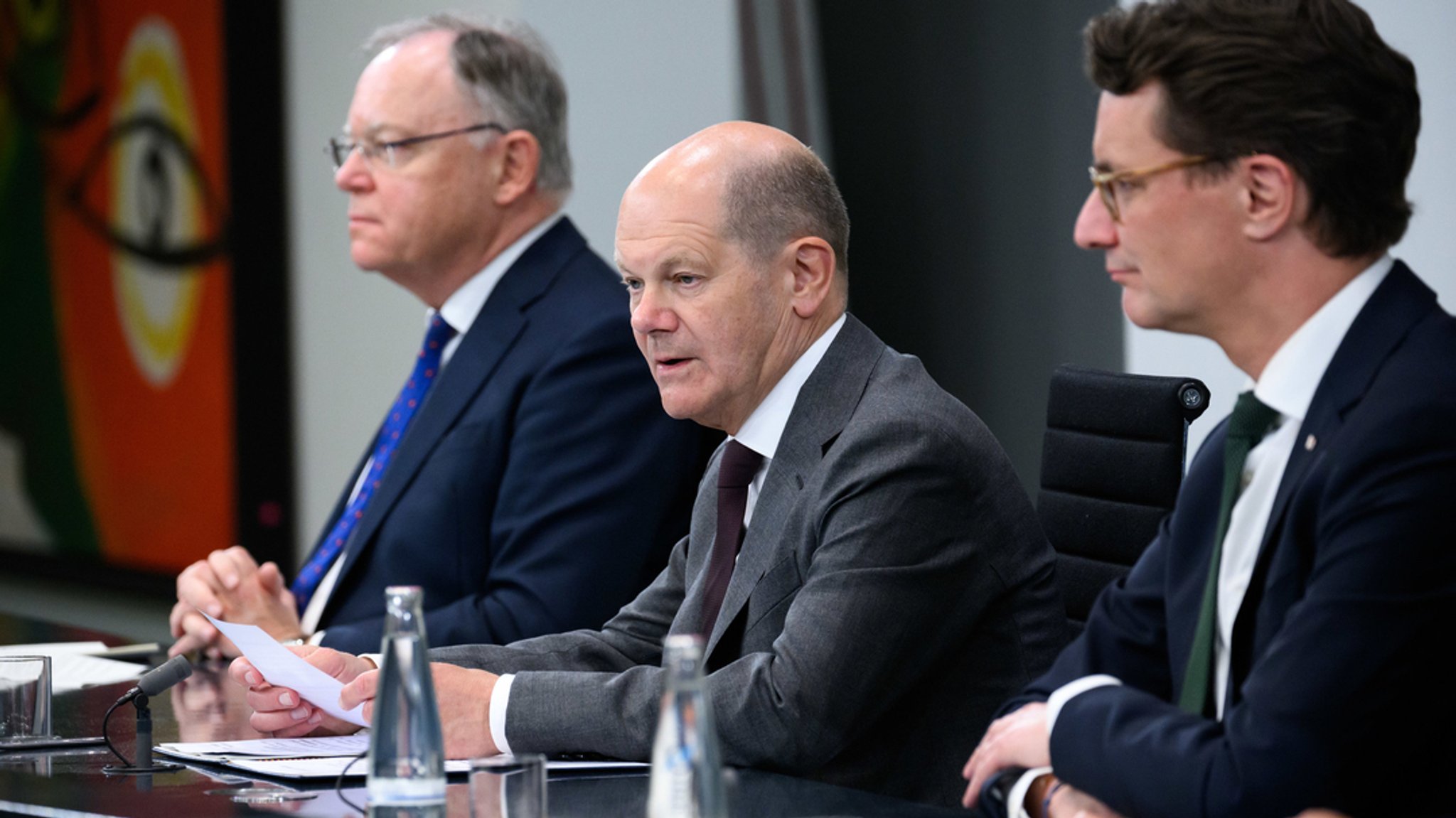 tephan Weil (l-r, SPD), Ministerpräsident von Niedersachsen und amtierender Vorsitzender der Ministerpräsidentenkonferenz (MPK), Bundeskanzler Olaf Scholz (SPD) und Hendrik Wüst (CDU), Ministerpräsident von Nordrhein-Westfalen