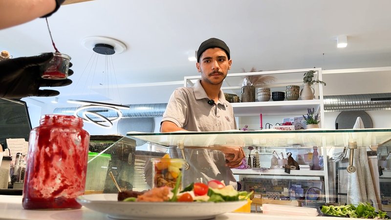Jafaar steht hinter der Theke: Er darf nur noch zuschauen bei der Arbeit. | Bild: BR/ Carolin Hasenauer Jafaar steht hinter der Theke: Er darf nur noch zuschauen bei der Arbeit.
