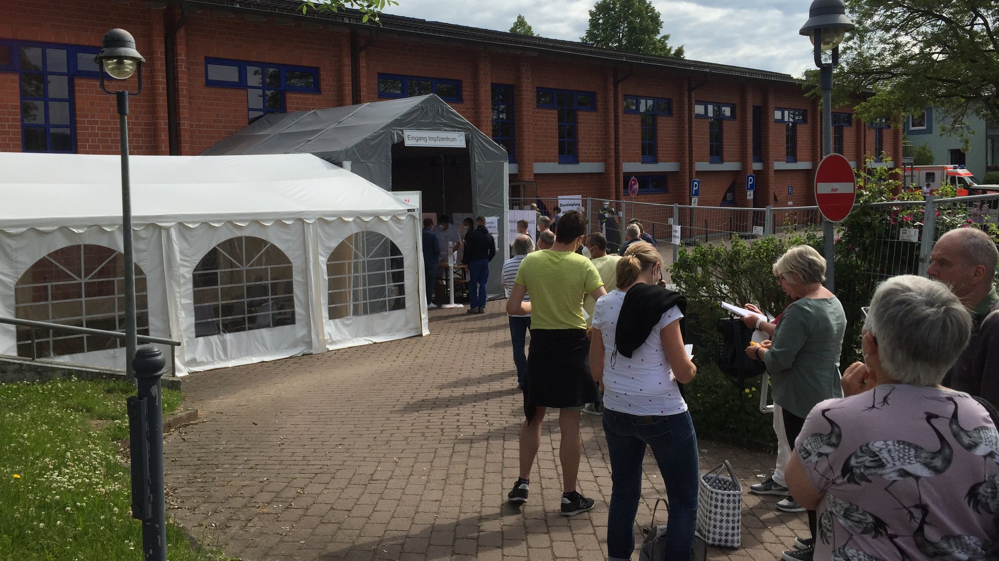 Menschen stehen vor dem Impfzentrum in Lohr an.