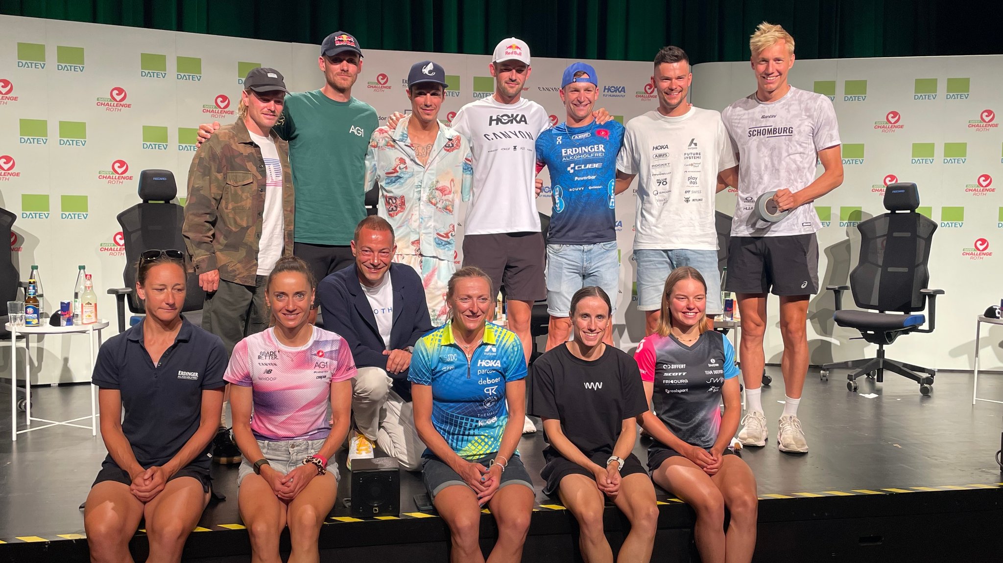 Profi-Triathletinnen und Triathtleten auf der Bühne der Kulturfabrik in Roth