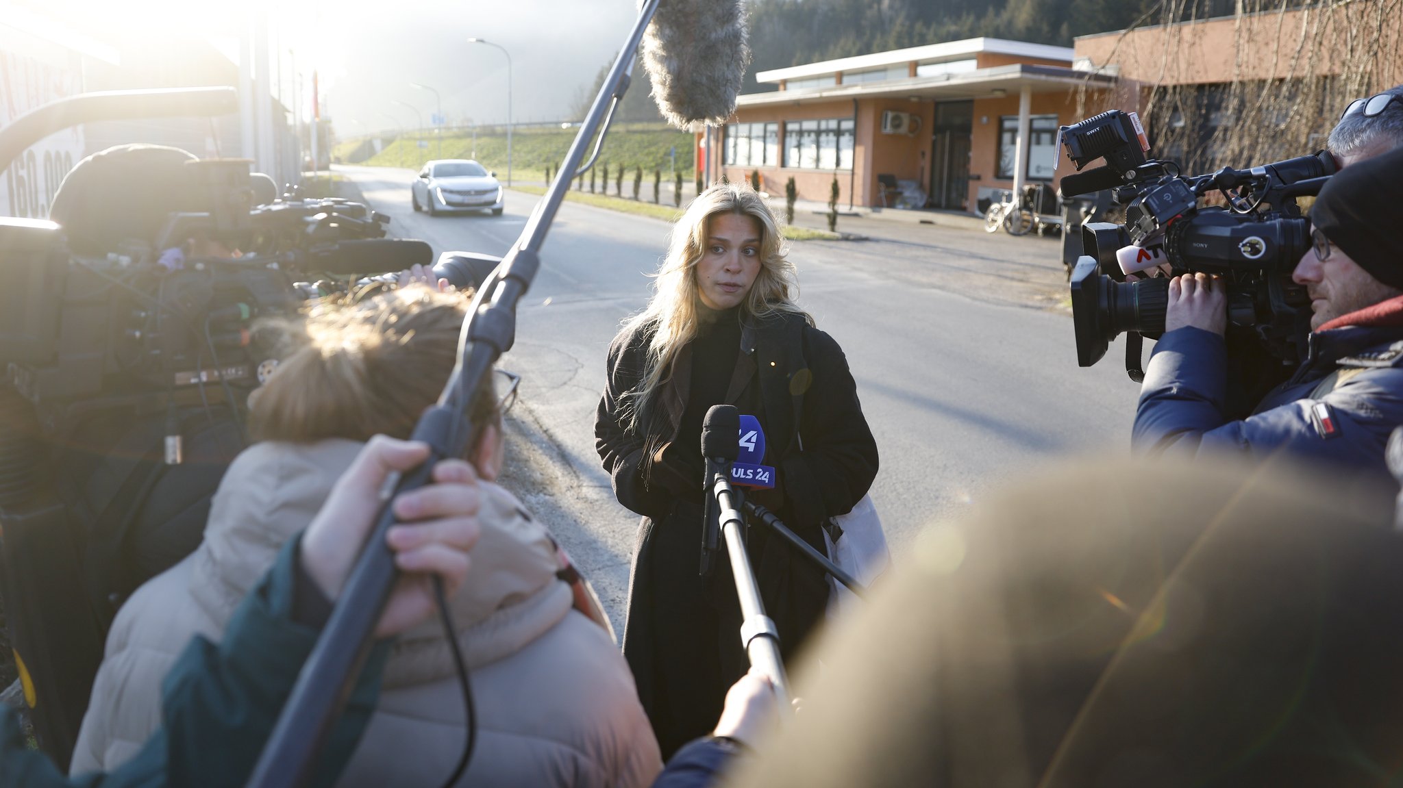 Die deutsche Klimaaktivistin Anja Windl (Letzte Generation) anlässlich ihrer Einvernahme im Bundesamt für Fremdenwesen und Asyl am Donnerstag, 06. April 2023, in Leoben in Österreich.