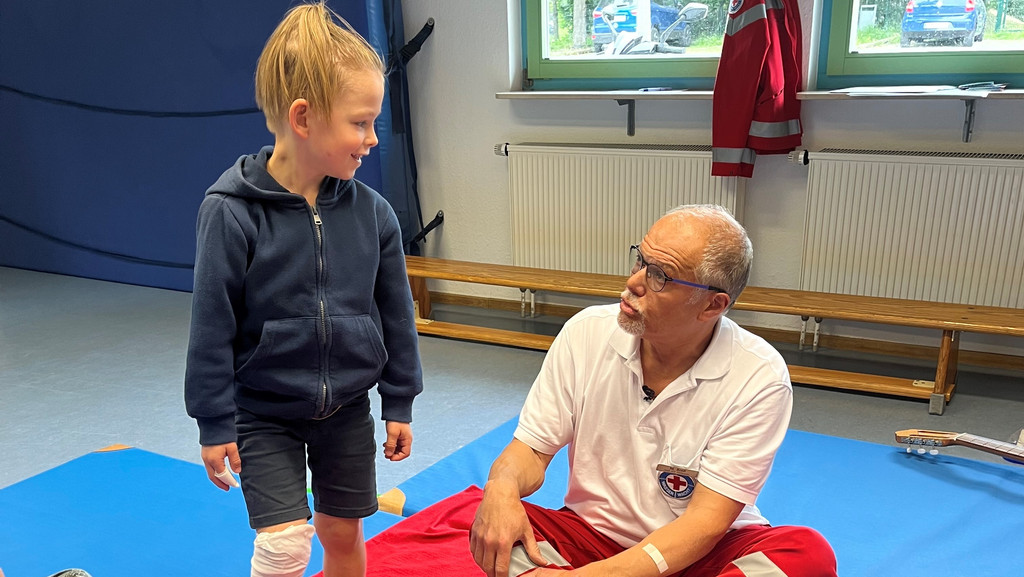 BRK-Ausbilder Michael Rieß mit Benjamin beim "Trau Dich"- Kurs im Kindergarten Kringelland in Dillingen. 