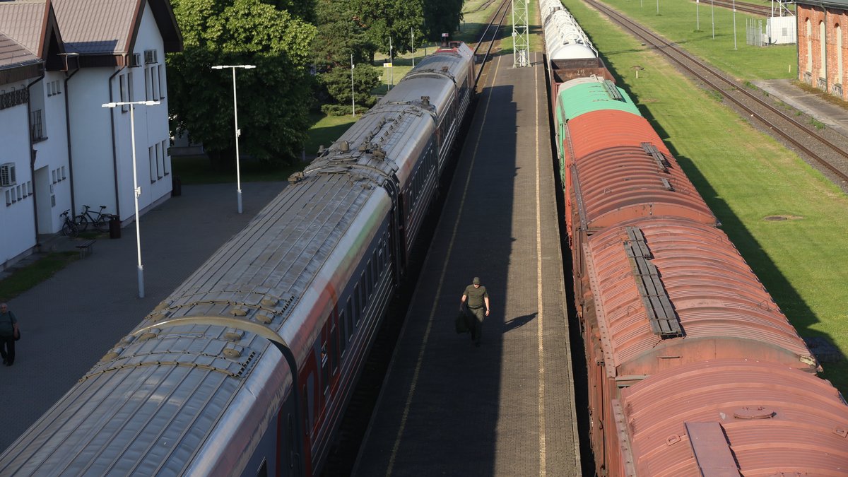 28.06.22: Ein litauischer Grenzschützer im Bahnhof von Kybartai bei der Kontrolle des russischen Passagierzugs von Kaliningrad nach Moskau.