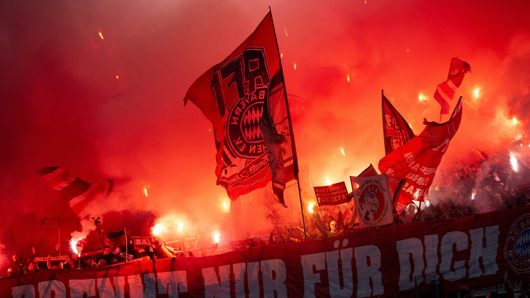 FC-Bayern-Fans bei der Champions-League-Partie gegen Lazio Rom