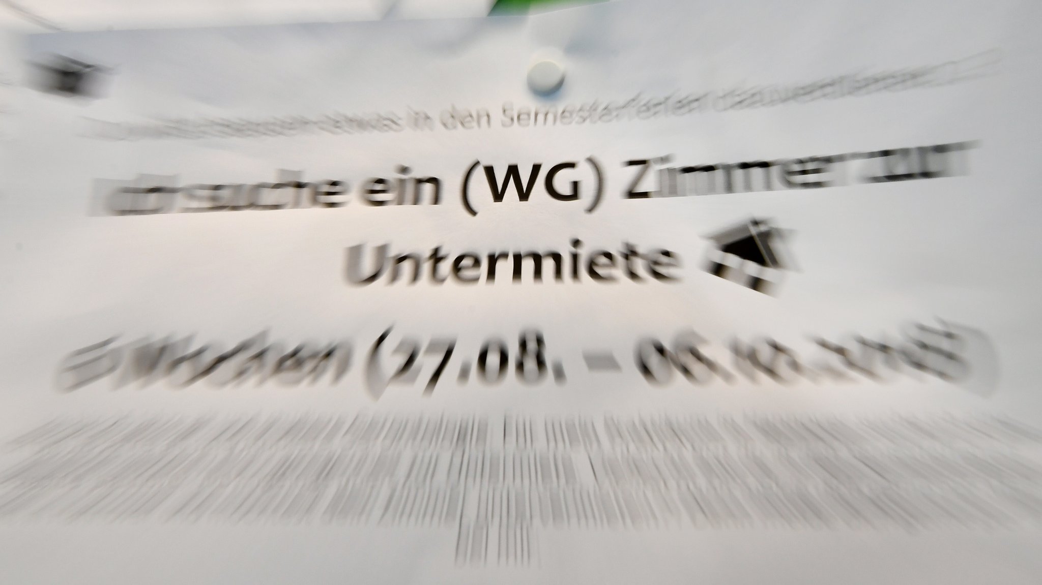 Symbolbild: Gesuch für ein WG-Zimmer | Bild: picture alliance/dpa | Holger Hollemann Symbolbild: Gesuch für ein WG-Zimmer