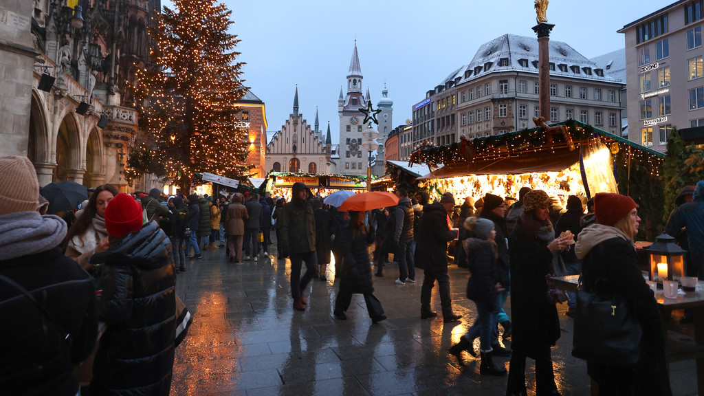 Menschen gehen über den festlich geschmückten Christkindlmarkt auf dem Marienplatz. Auch dem Einzelhandel geht es wieder besser. 
