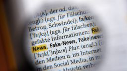 Die Menschen in Deutschland sind alarmiert wegen Desinformationskampagnen und der Verbreitung von Fakenews | Bild: picture alliance / Jens Kalaene/dpa-Zentralbild/dpa | Jens Kalaene