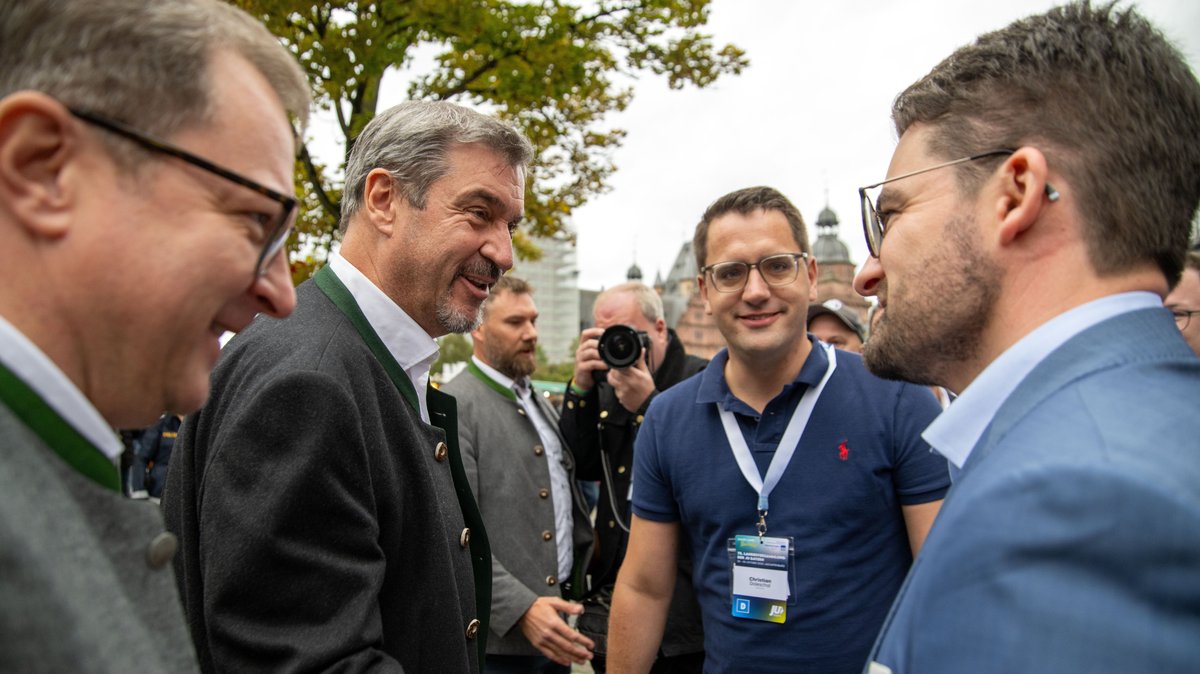 CSU-Chef Markus Söder mit dem neu gewählten Junge-Union-Landesvorsitzenden Manuel Knoll (rechts). Zwischen beiden ist der ehemalige Vorsitzende Christian Doleschal zu sehen.