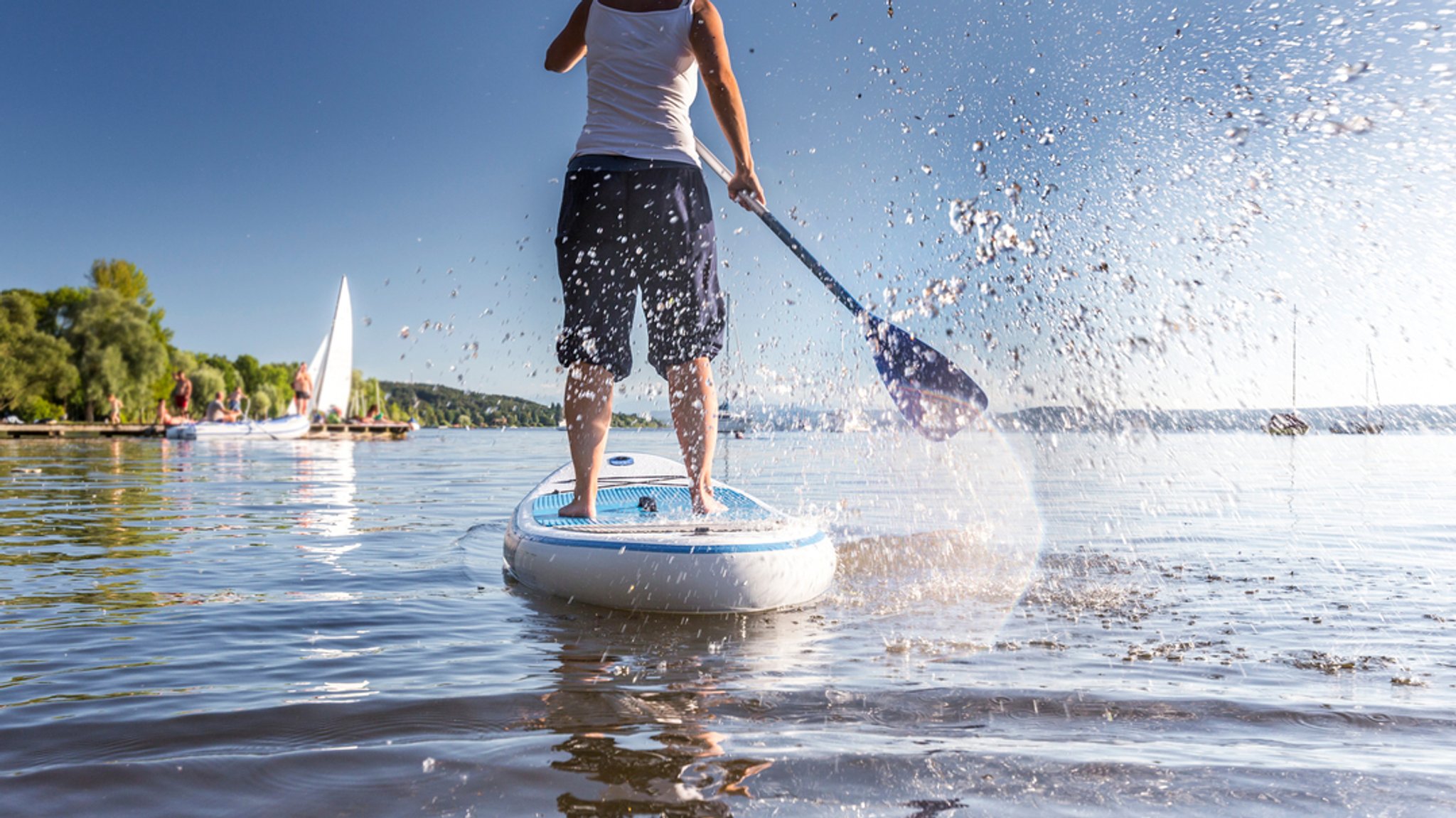 Ein Paddler auf einem SUP-Board auf dem Ammersee.