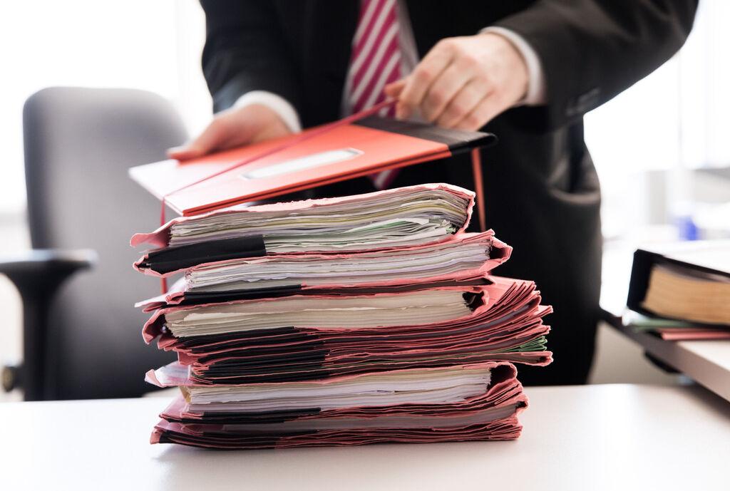 Ein Staatsanwalt bindet Gerichtsakten. (Symbolbild)