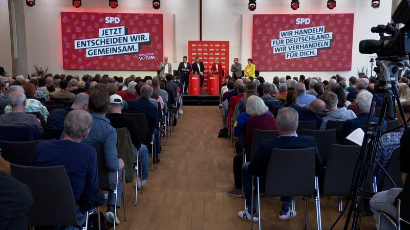 Der schwarzrote Koalitionsvertrag steht - fehlt nur noch ein Ja-Wort von der SPD-Basis. | Bild: Bayerischer Rundfunk 2025 Der schwarzrote Koalitionsvertrag steht - fehlt nur noch ein Ja-Wort von der SPD-Basis.