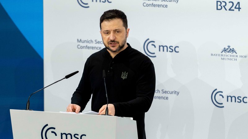 Der Präsident der Ukraine, Wolodymyr Selenskyj, hat Friedensverhandlungen hinter dem Rücken seines Landes eine klare Absage erteilt. | Bild: picture alliance / ZUMAPRESS.com | Andreas Stroh Der Präsident der Ukraine, Wolodymyr Selenskyj, hat Friedensverhandlungen hinter dem Rücken seines Landes eine klare Absage erteilt.