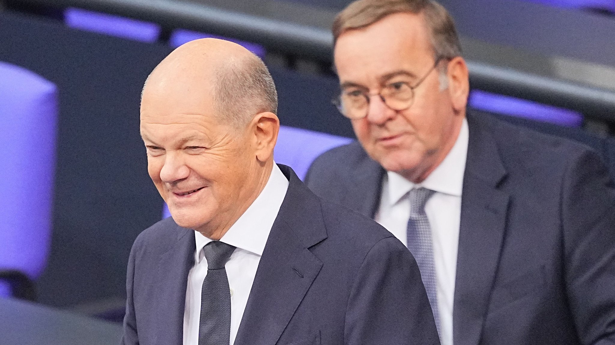 Berlin, 13.11.24: Bundeskanzler Olaf Scholz im Bundestag, im Hintergrund Verteidigungsminister Boris Pistorius (beide SPD).