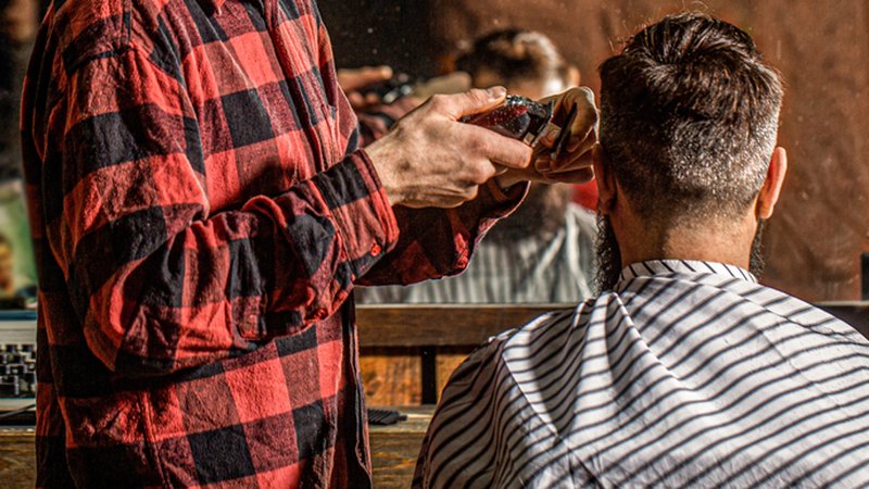 Herrenhaarschnitt in einem Barbershop. | Bild: stock.adobe.com/ Yevhen Herrenhaarschnitt in einem Barbershop.
