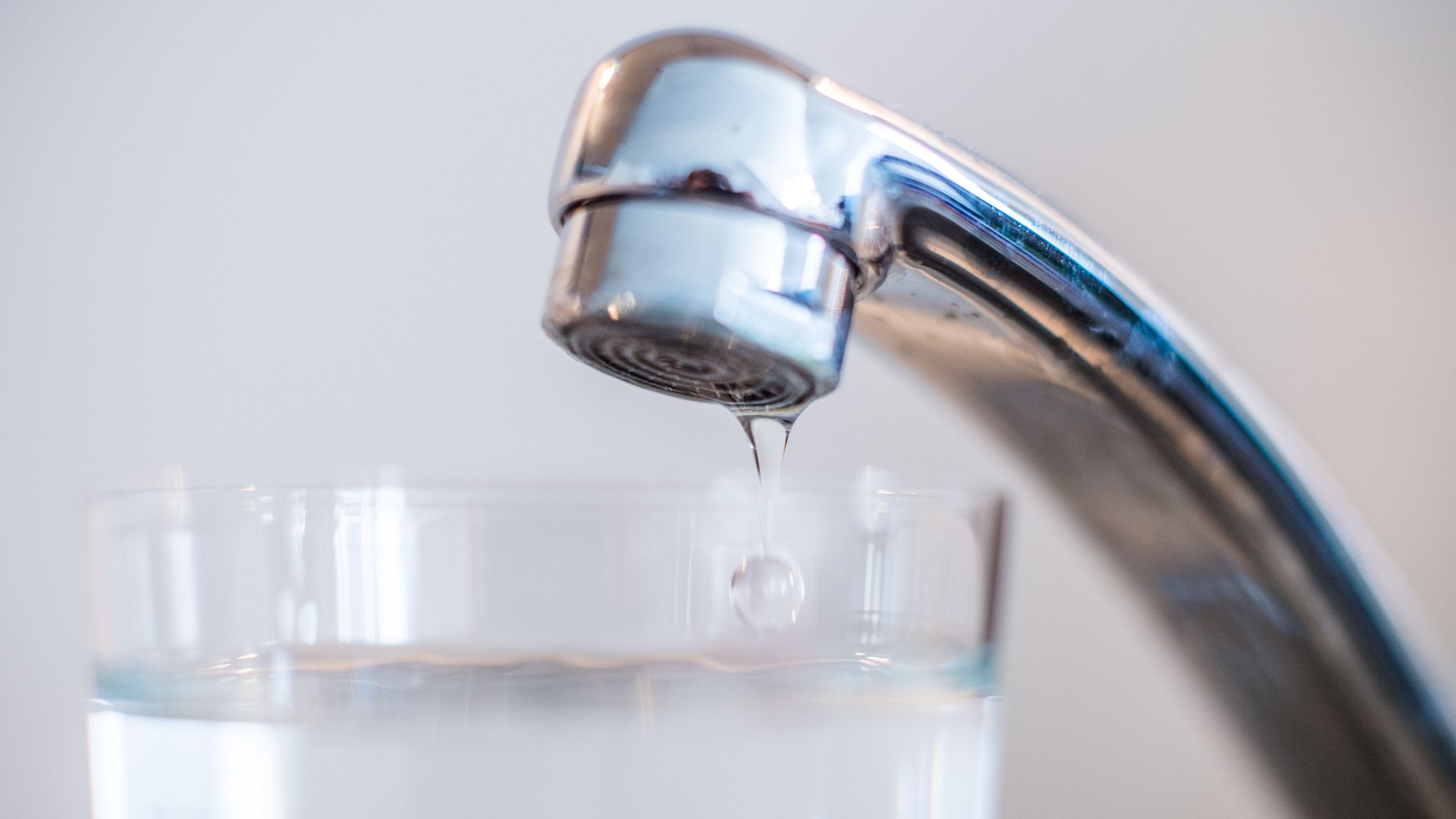 Wasser läuft aus einem Wasserhahn in ein Glas. | Bild: picture alliance / Lino Mirgeler/dpa | Lino Mirgeler Wasser läuft aus einem Wasserhahn in ein Glas.