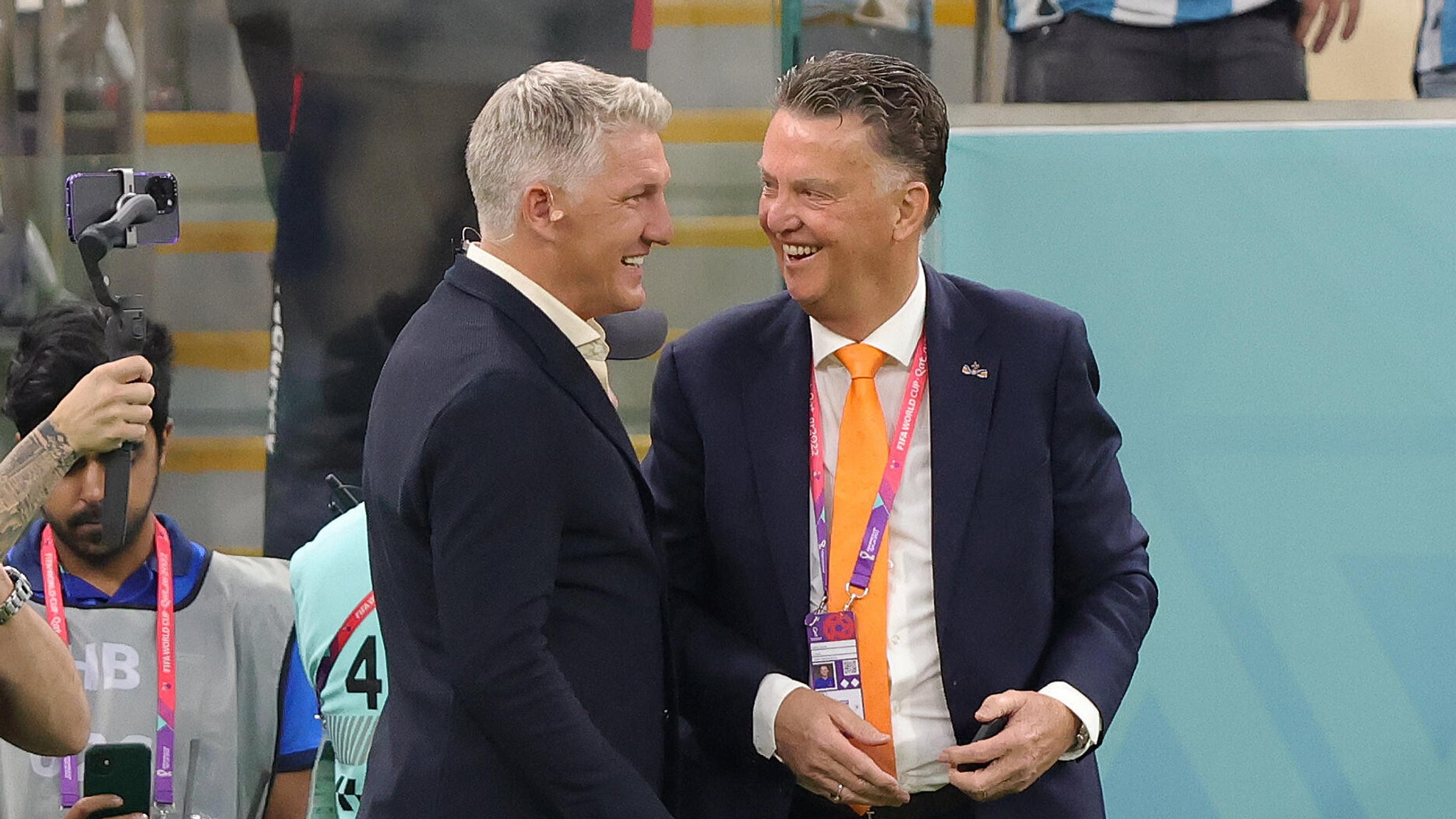 Bastian Schweinsteiger (l.) mit Louis van Gaal | Bild: picture-alliance/dpa Bastian Schweinsteiger (l.) mit Louis van Gaal