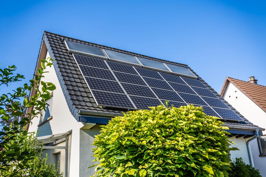 Eine Solaranlage auf dem Dach eines Einfamilienhauses